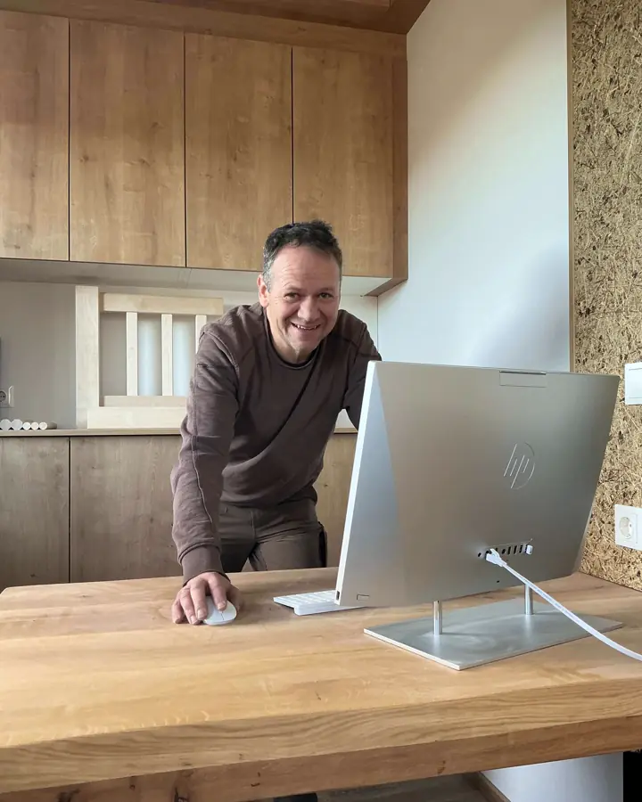 Gottfried Ochenbauer in seinem Büro an einem Massivholztisch